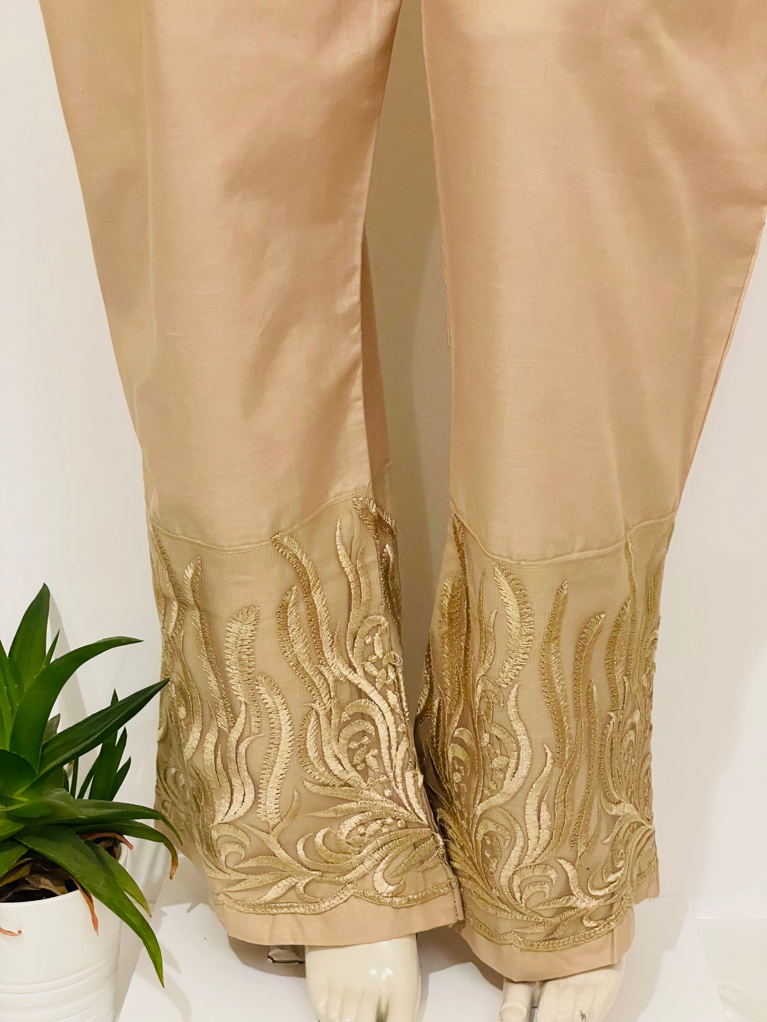 trouser design | Pakistani #lawn #2020 | #capri trouser designs | #palazzo  suits indian | #Cotto… | Women trousers design, Pants women fashion, Womens pants  design